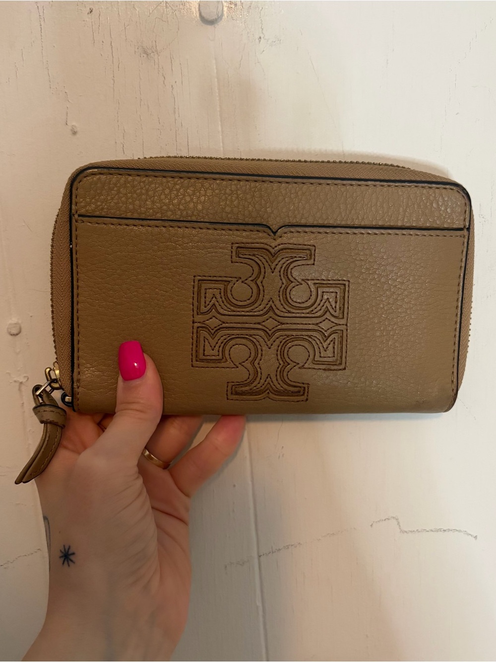 Tory Burch Harper Smartphone Wristlet in Vintage Camel pebbled leather
